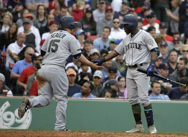 Carlos Ruiz delivers a big hit in Mariners' win against his former