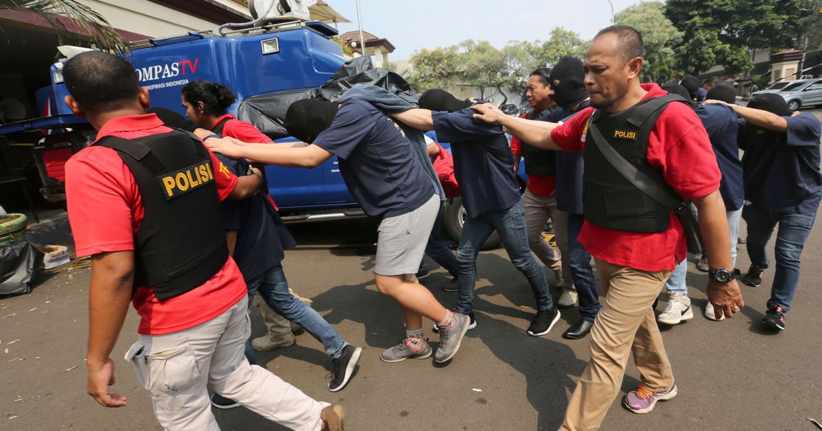 Indonesia police arrest dozens in raid on Jakarta gay sauna | The Seattle  Times