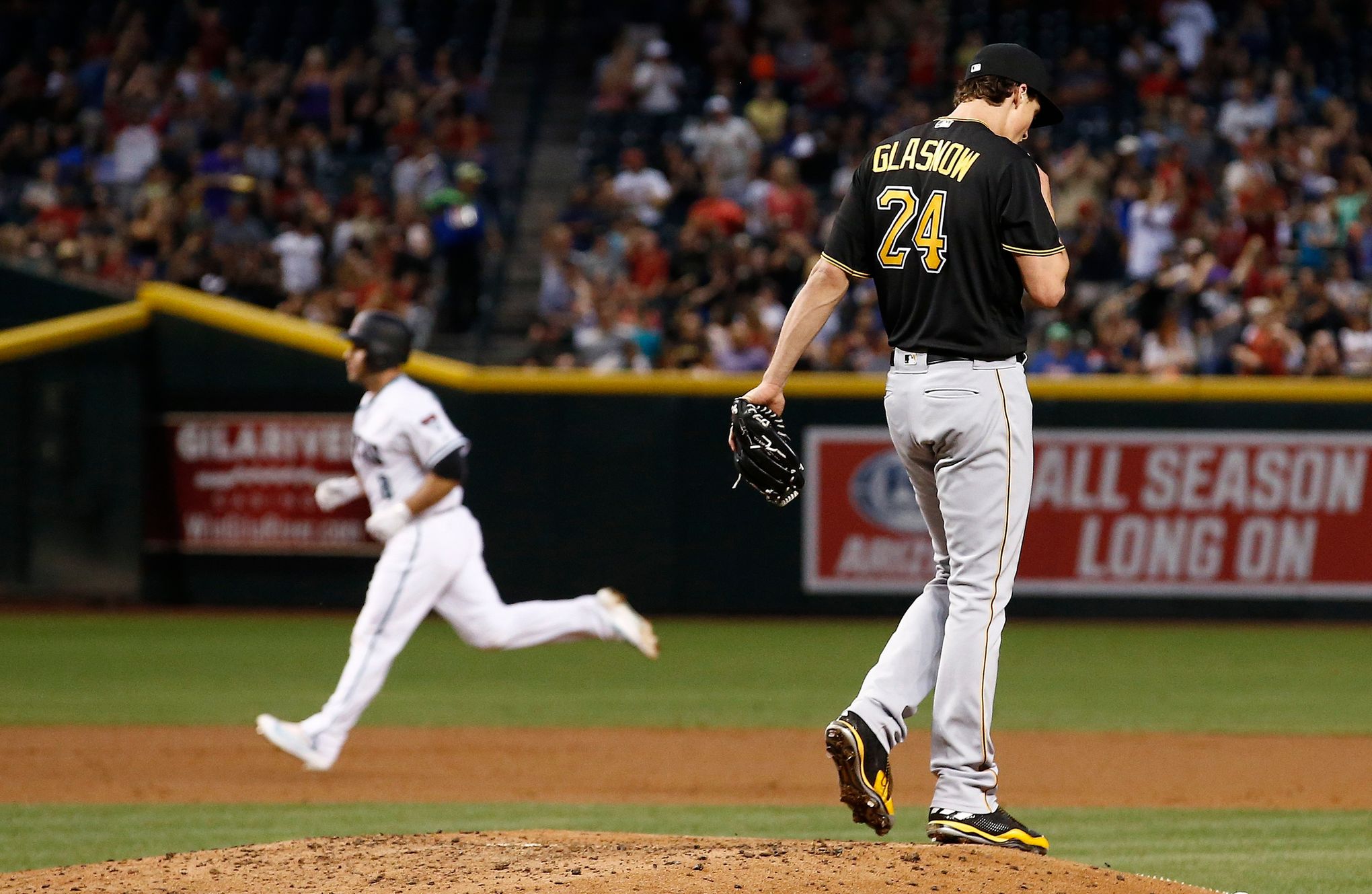 D-Backs' Chris Iannetta hit in face by pitch