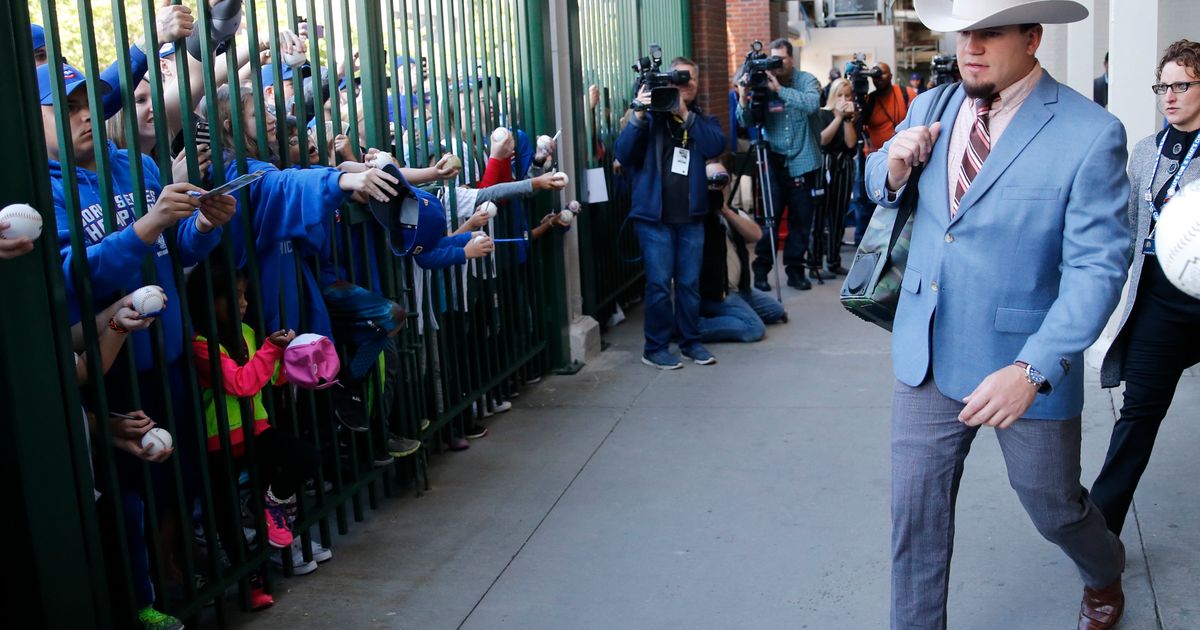 Cubs show off best 'Anchorman' outfits for California road trip