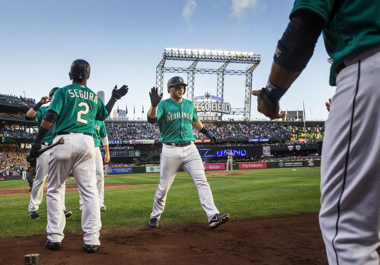 Nelson Cruz forced out of Mariners' loss after spraining his ankle in