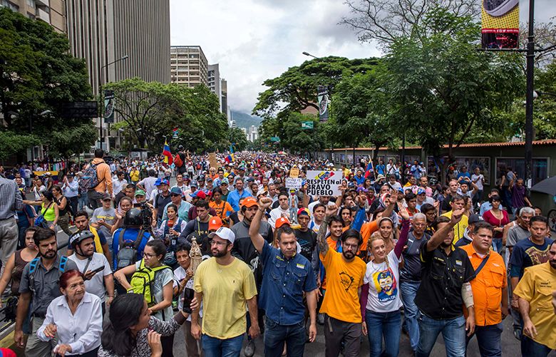 epa06015815 Demonstrators take part in a protest against the government in Caracas, Venezuela, 07 June 2017. The death of a 17-year old after being wounded during today’s anti-government protest at the Venezuelan capital was confirmed by the Attorney’s Office. EPA/HELENA CARPIO