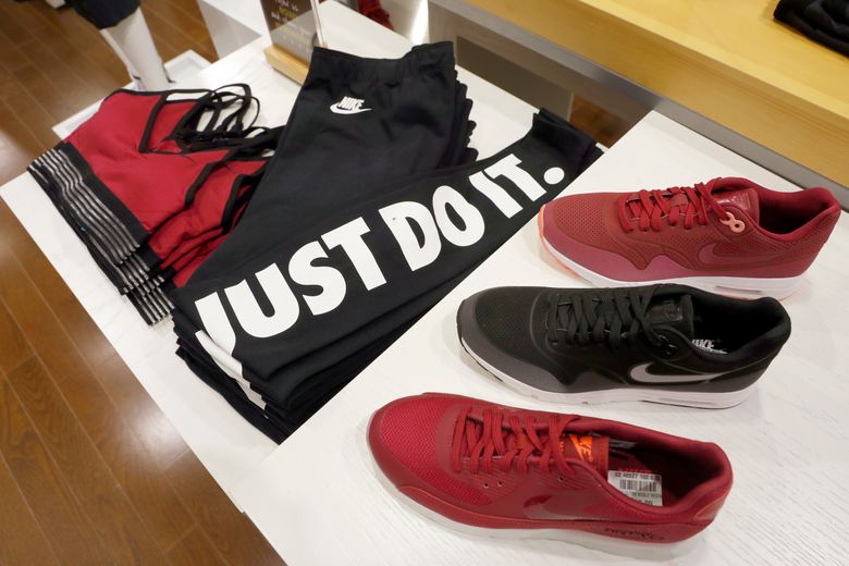 blanco Encogerse de hombros Nervio Nike to start selling sneakers through online giant Amazon | The Seattle  Times