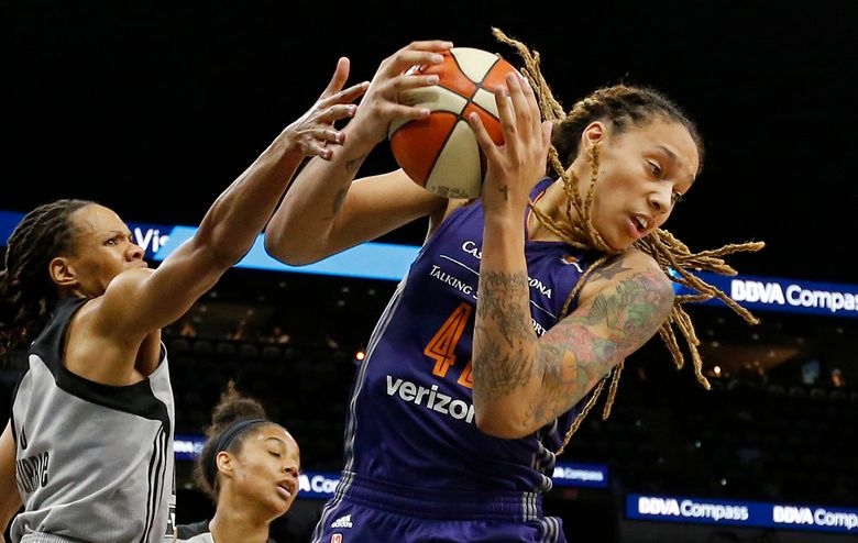 WNBA Player Candace Parker Schools Shaquille O'Neal on the Pick-And-Roll