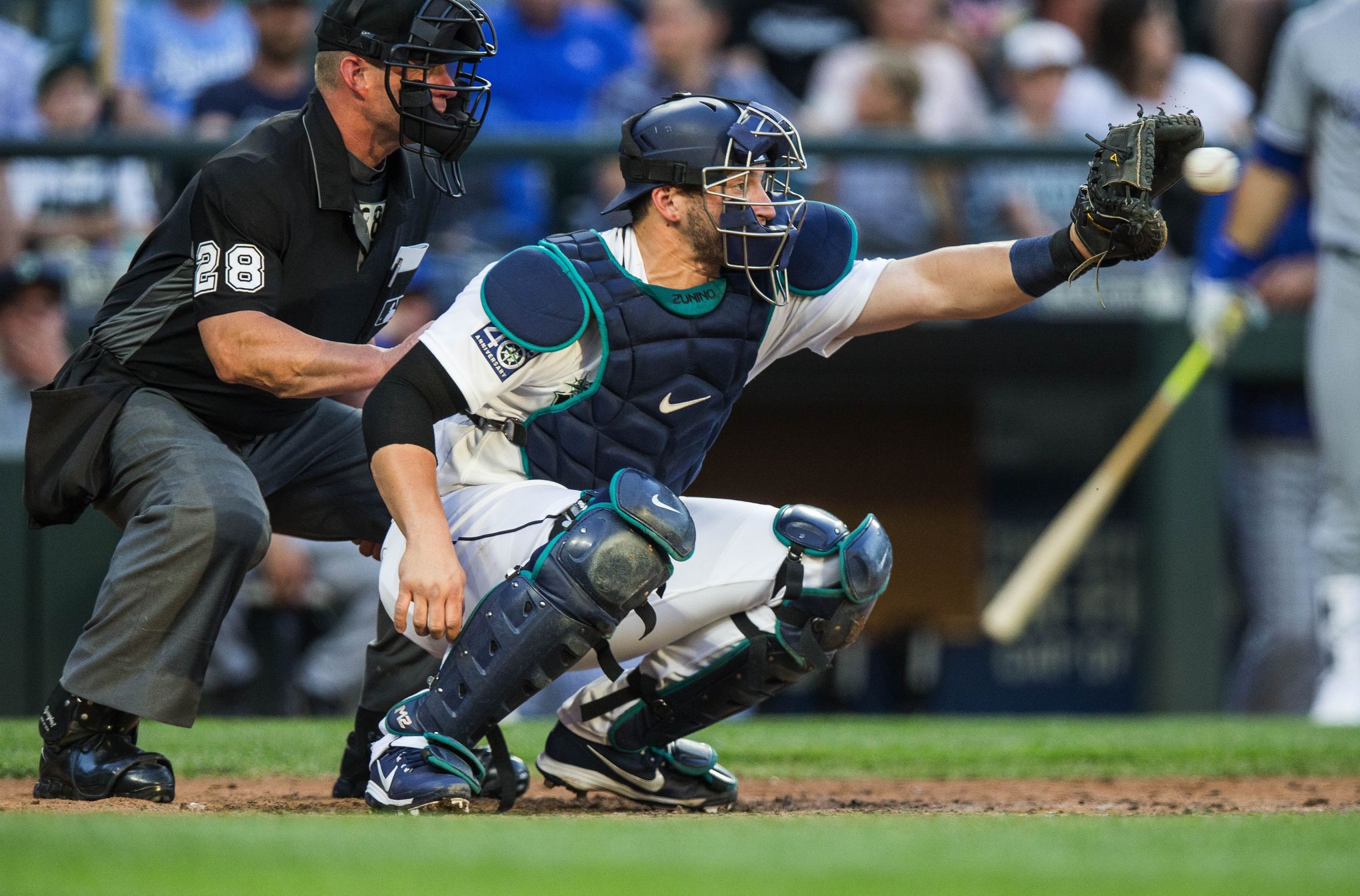Mariners catcher Mike Zunino cleans up minor defensive issues