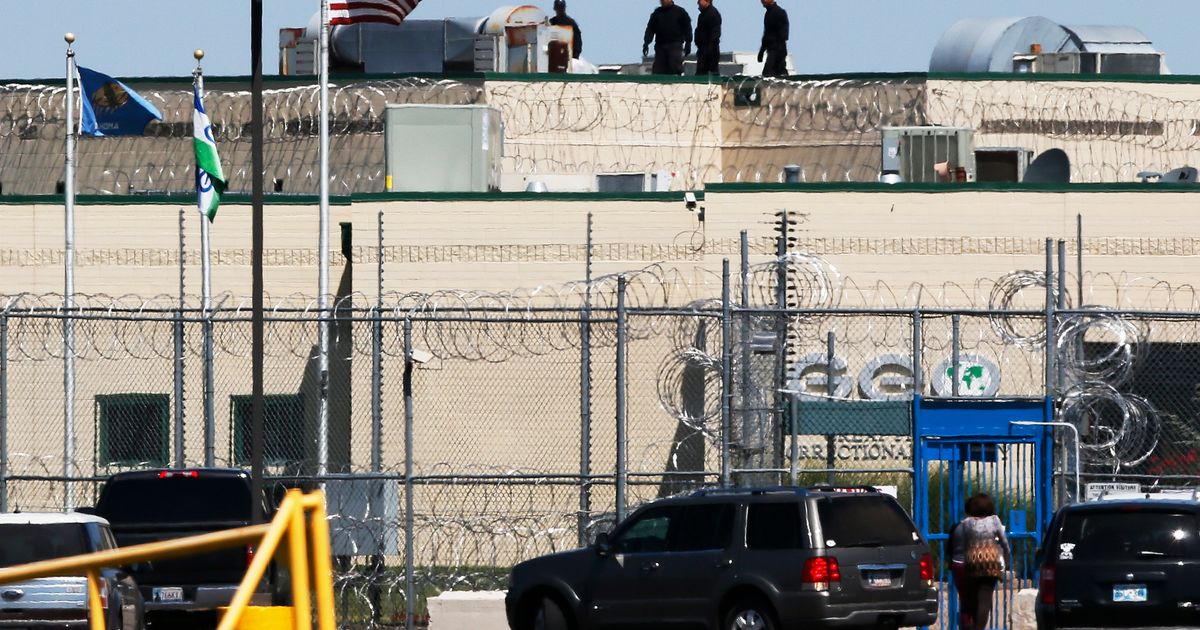 Inmates take 2 guards hostage in Oklahoma prison riot | The Seattle Times