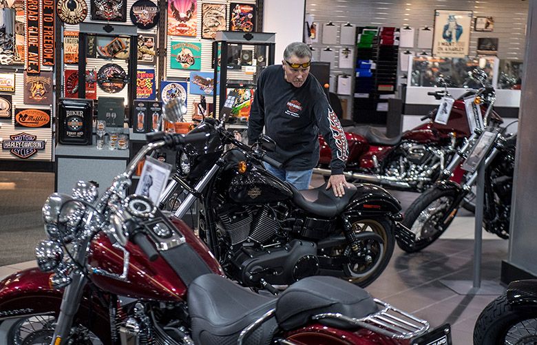 A customer looks at a motorcycle on display at the Oakland Harley-Davidson dealership in Oakland, California, U.S., on Friday, April 14, 2017. Harley-Davidson Inc. is scheduled to release earnings figures on April 18. Photographer: David Paul Morris/Bloomberg