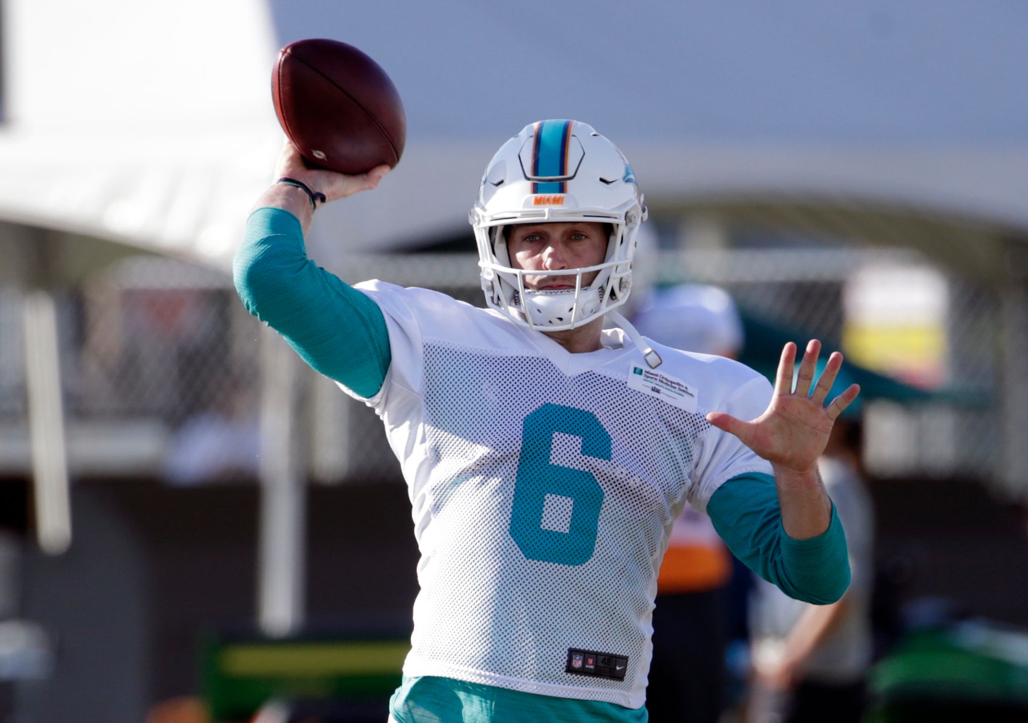 AP: Cutler Signs With Dolphins