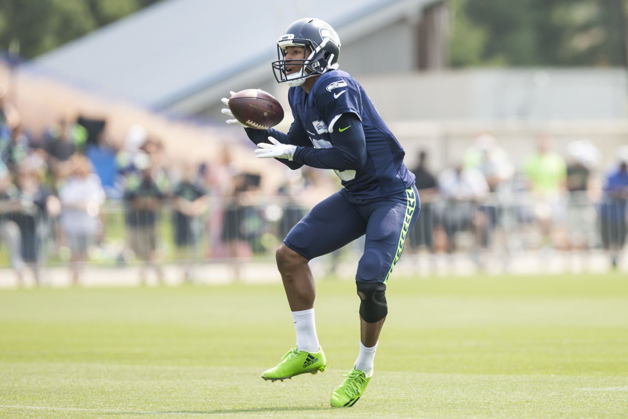 Tyler Lockett talks to K.J. Wright about how to play through injuries