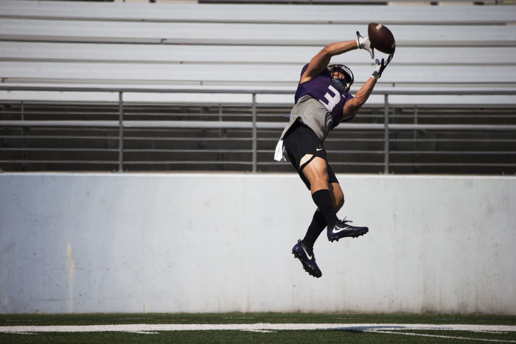 UW Huskies practice notes: Freshmen Henry Bainivalu, Elijah Molden make  moves in final open practice