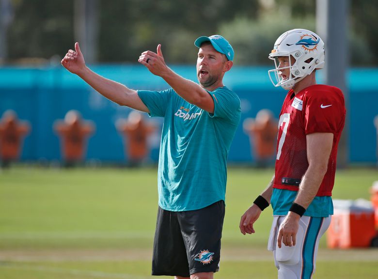 Miami Dolphins stay noncommittal about Ryan Tannehill's status, but QB  practices again