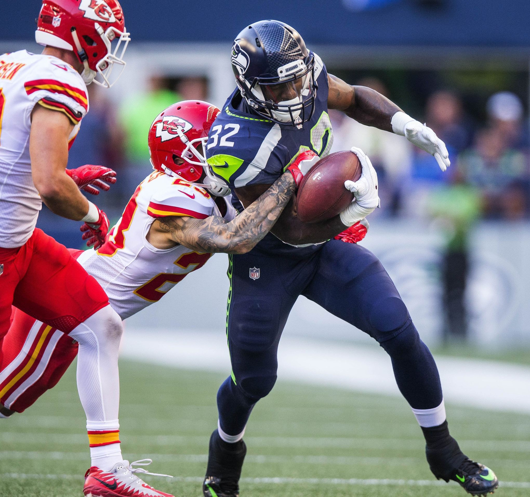 Chris Carson injury: Seahawks RB helped to sidelines after hard hit,  returns in second half - DraftKings Network