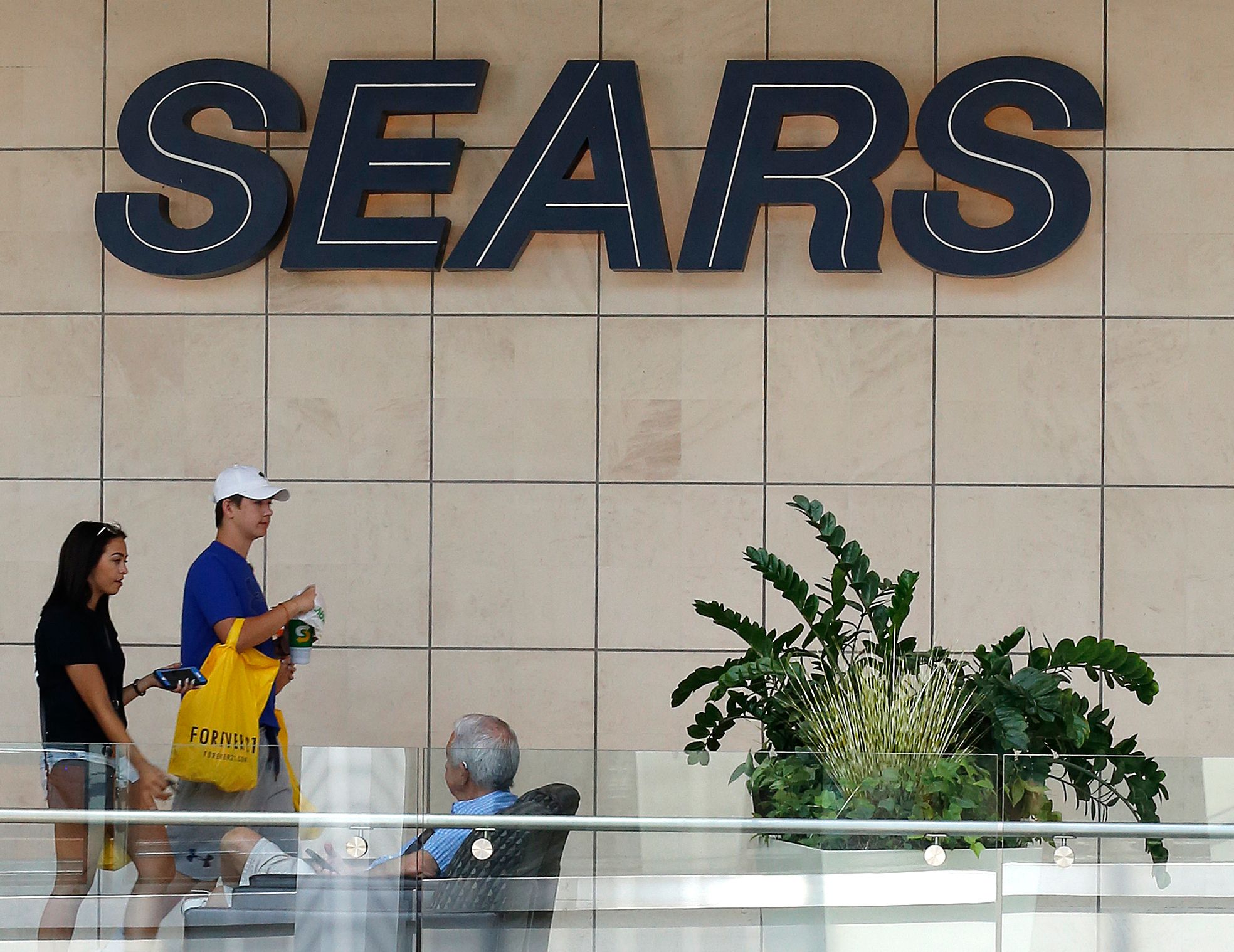 Sears to close more stores, sales continue fall in 2Q | The