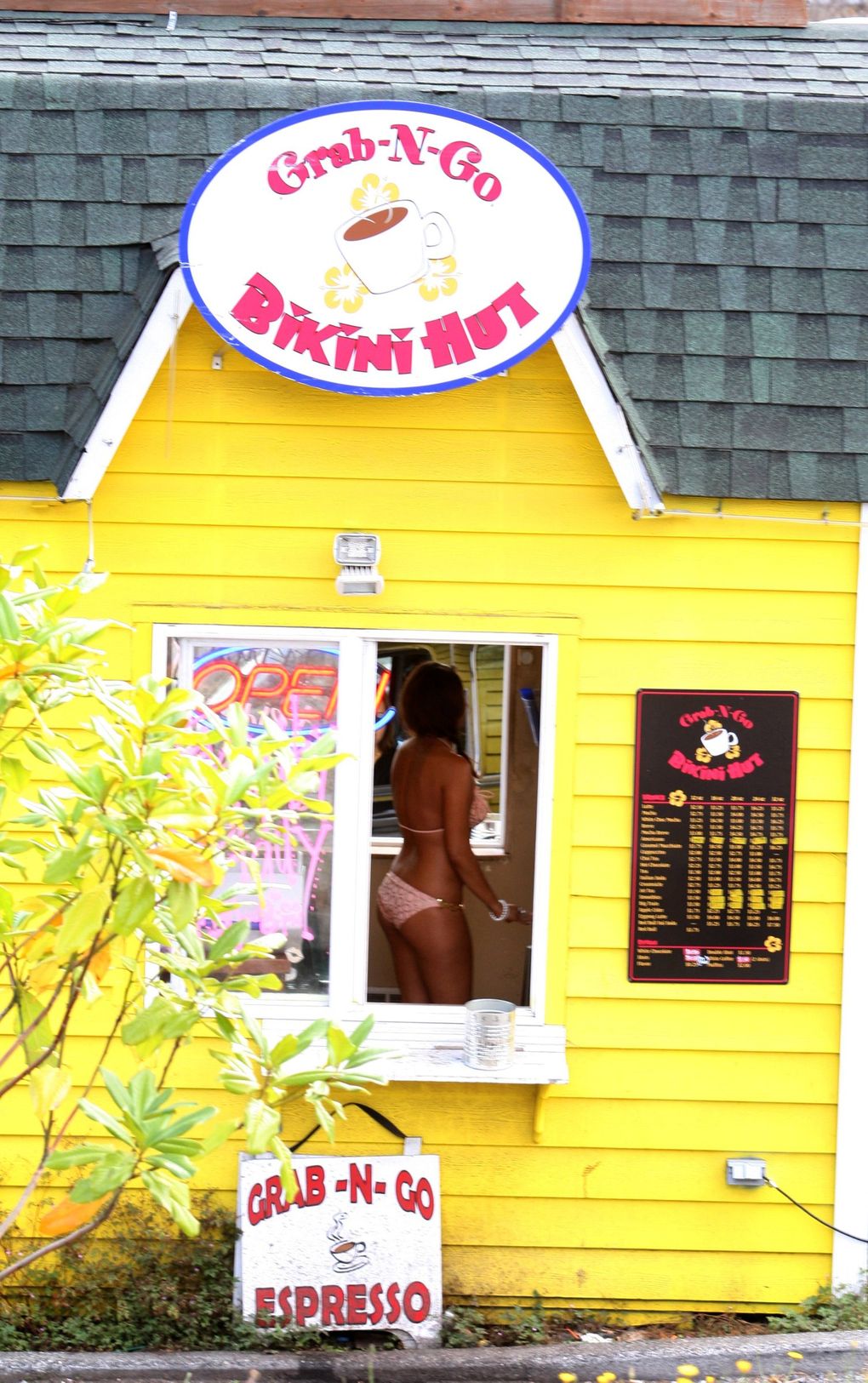 Bikini baristas sue Everett, say bare-skin ban violates their