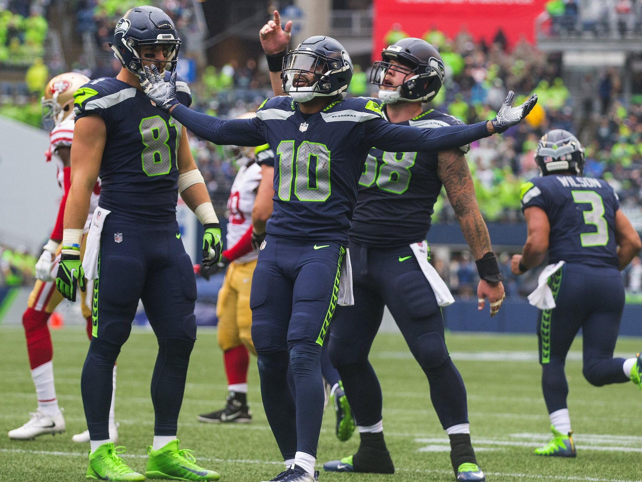 NFL World Has Conflicting Reactions to 49ers-Seahawks Uniform