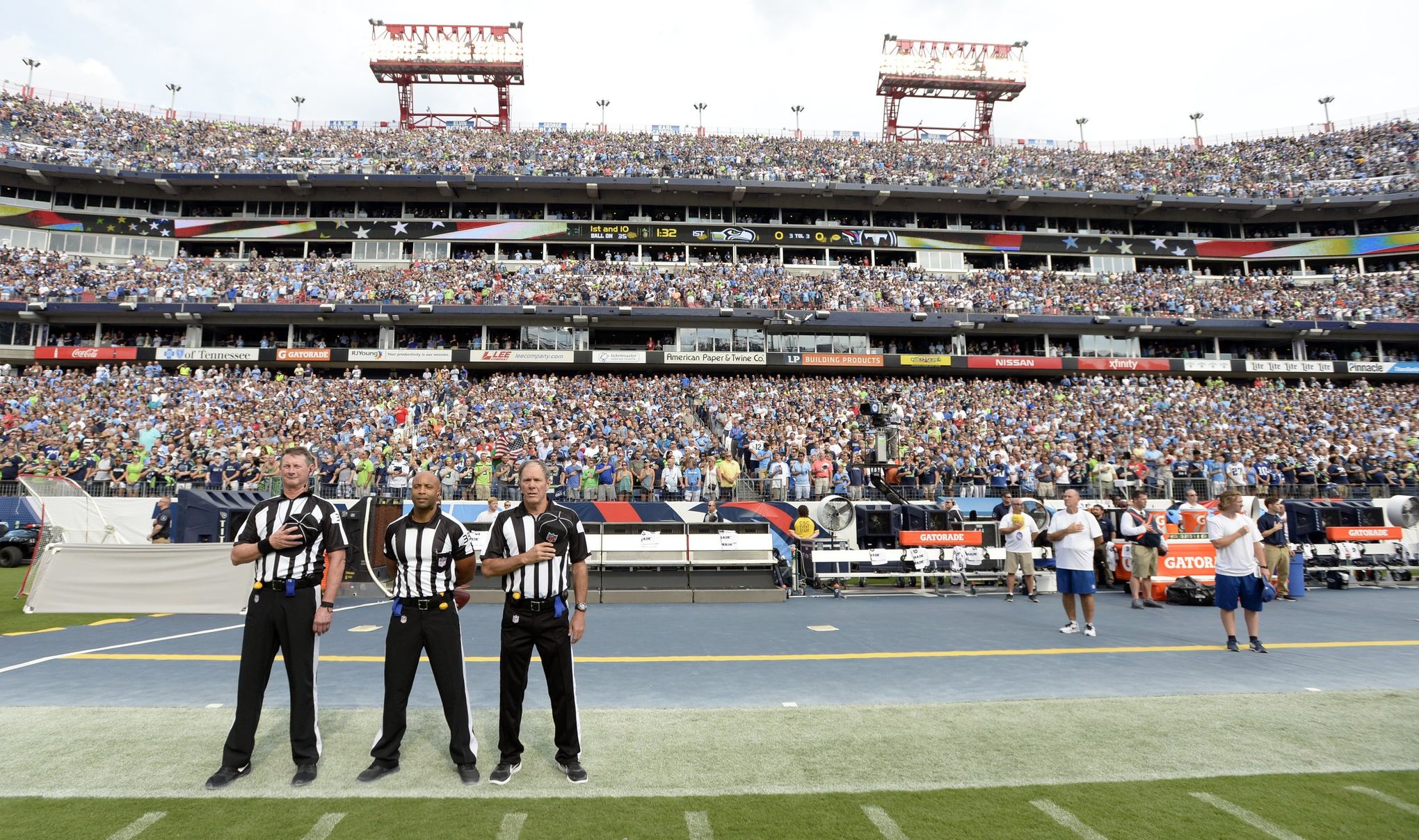 Green Bay Packers stay in locker room for National Anthem