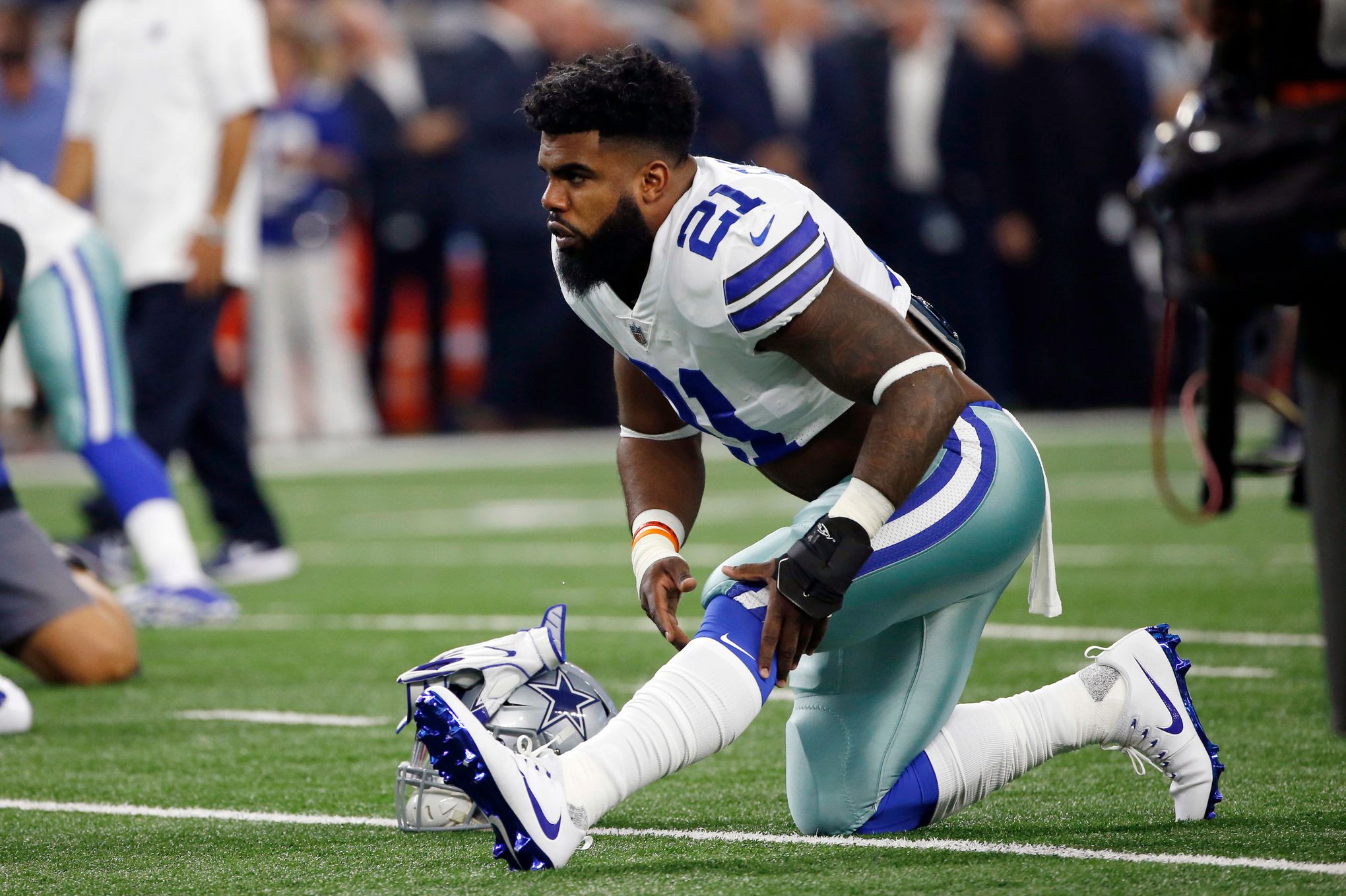 Dallas Cowboys star RB Ezekiel Elliott suspended 6 games