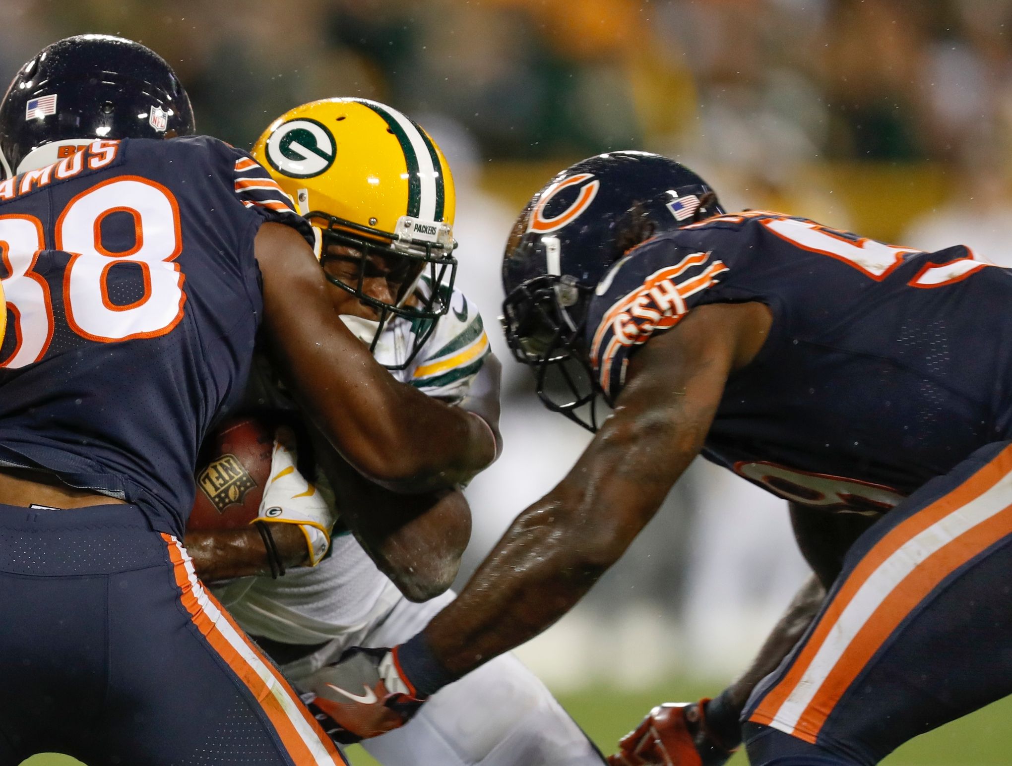 Packers, Bears players lock arms during national anthem and some fans