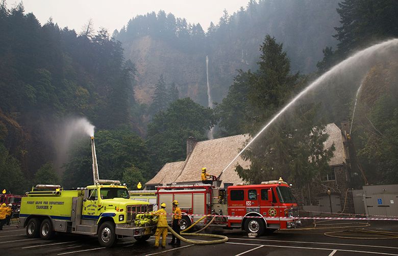 Eagle Creek fire explodes, forces evacuations, I-84 closed, Multnomah Falls  threatened