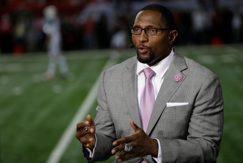 Baltimore Ravens inside linebacker Ray Lewis runs onto the field before an  NFL football game against the Cleveland Browns in Baltimore, Saturday, Dec.  24, 2011. (AP Photo/Nick Wass Stock Photo - Alamy