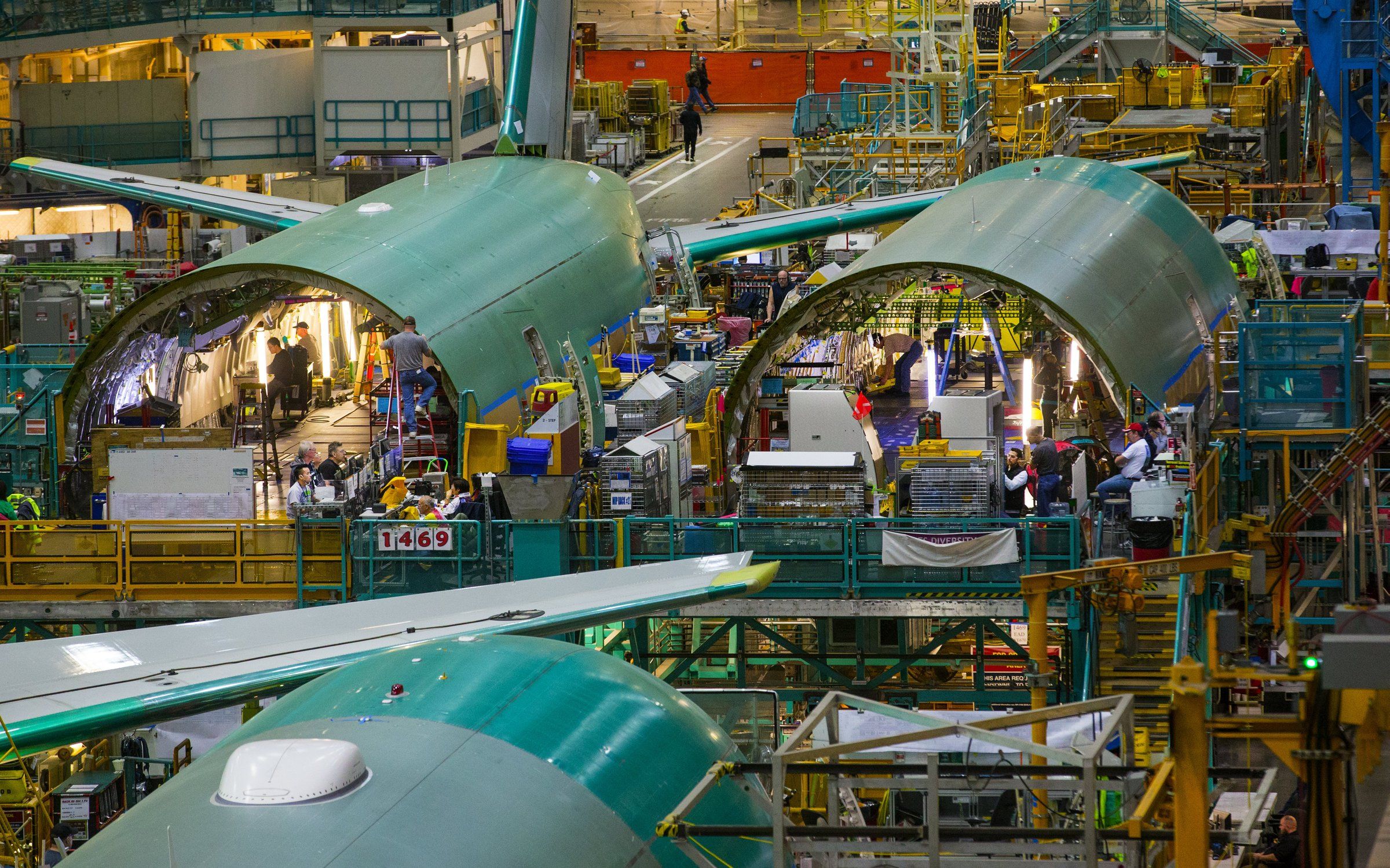 Boeing, reversing tide of cuts, rushes to bring back retirees as