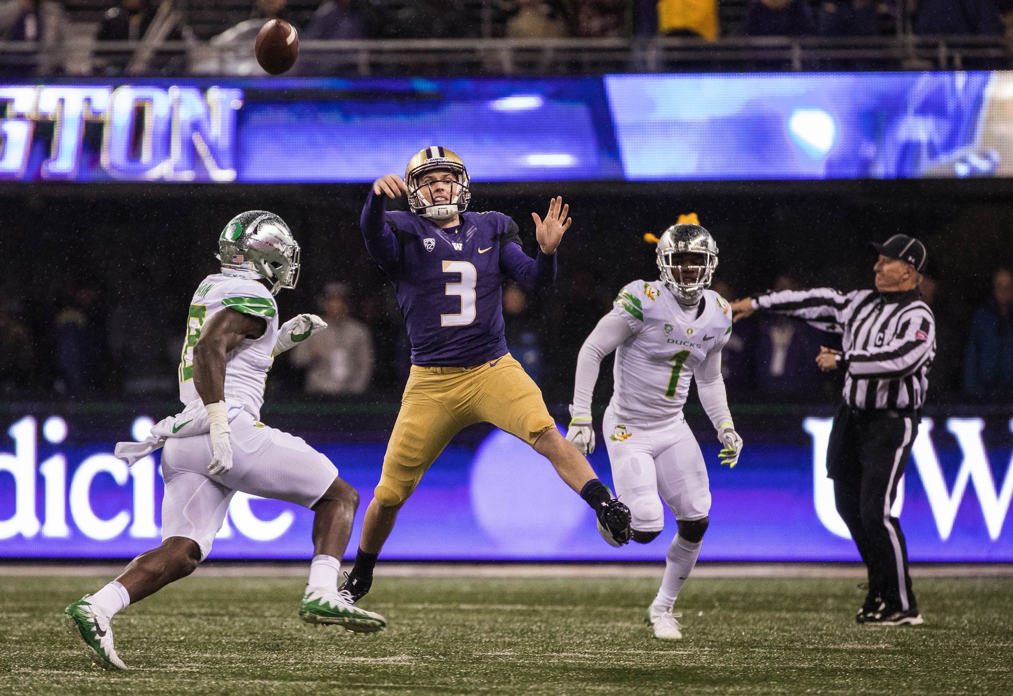 Jake Browning's scrambling loft beats outstretched LB's arms for 20-yard  gain