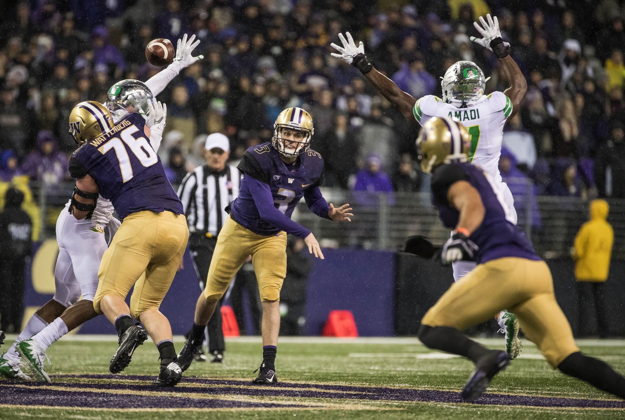 Oregon QB Justin Herbert could return from broken collarbone to start vs.  Huskies