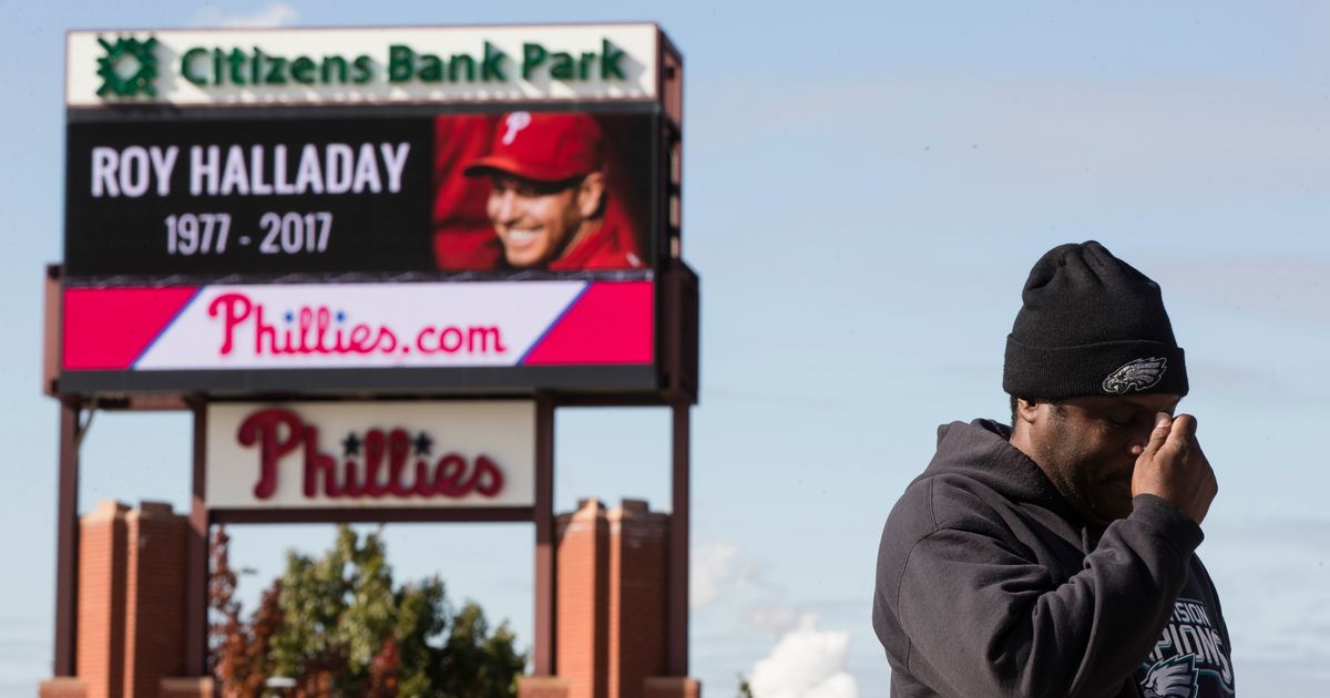 Roy Halladay's plane was flying low, witnesses tell safety board