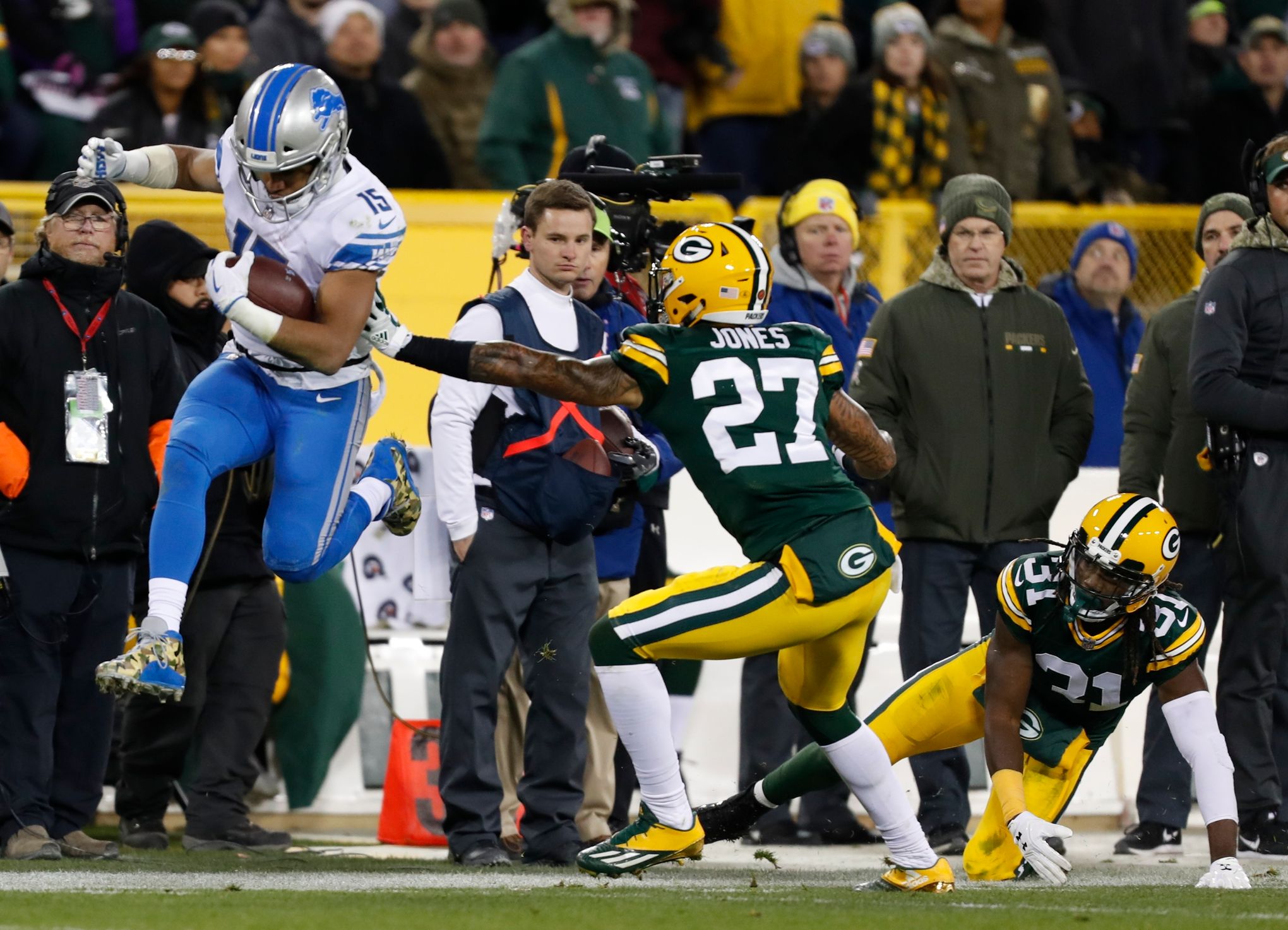 Lions scramble to prepare to play Packers for division lead on