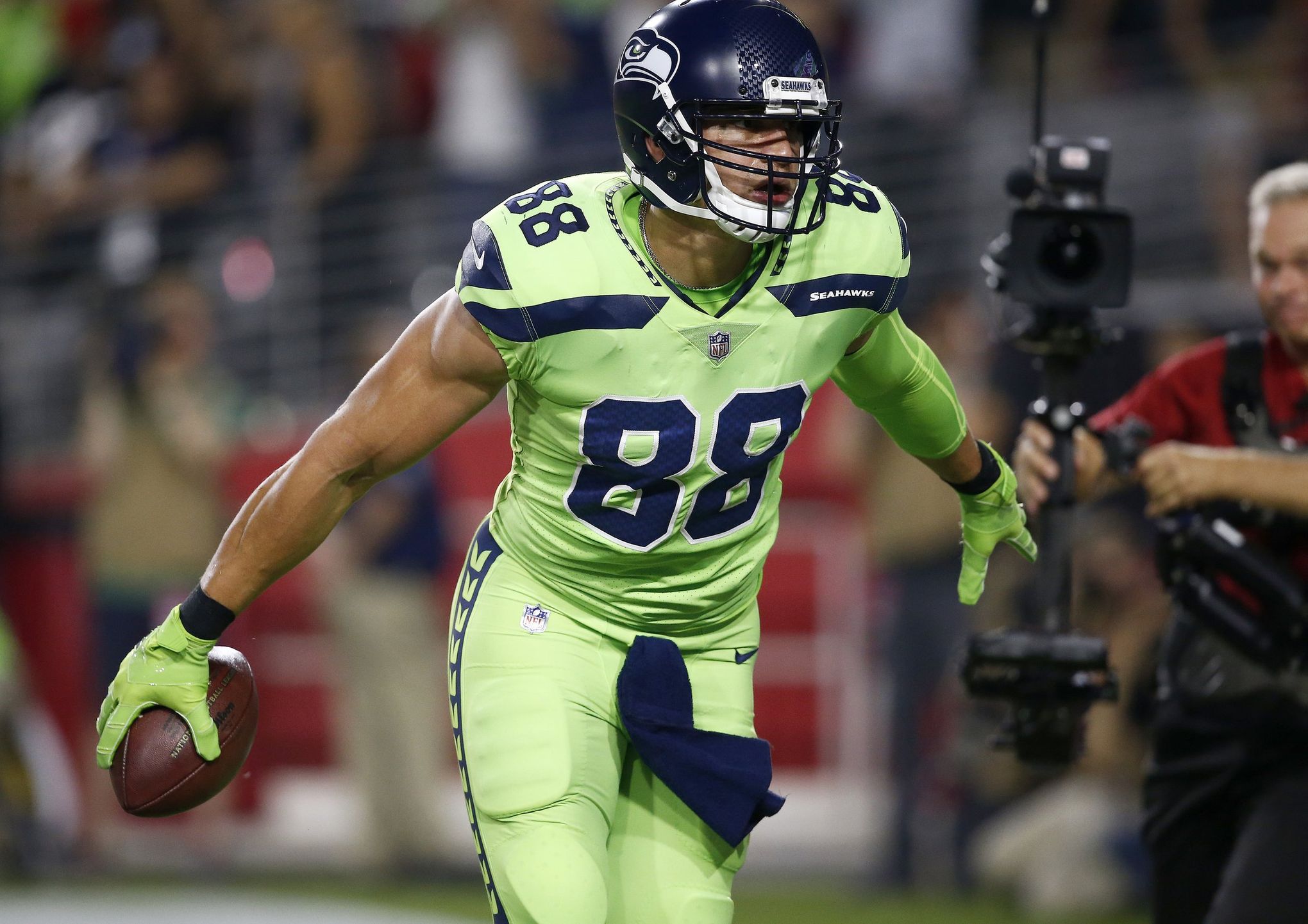 NFL - First look at Jimmy Graham in a Seattle Seahawks uniform