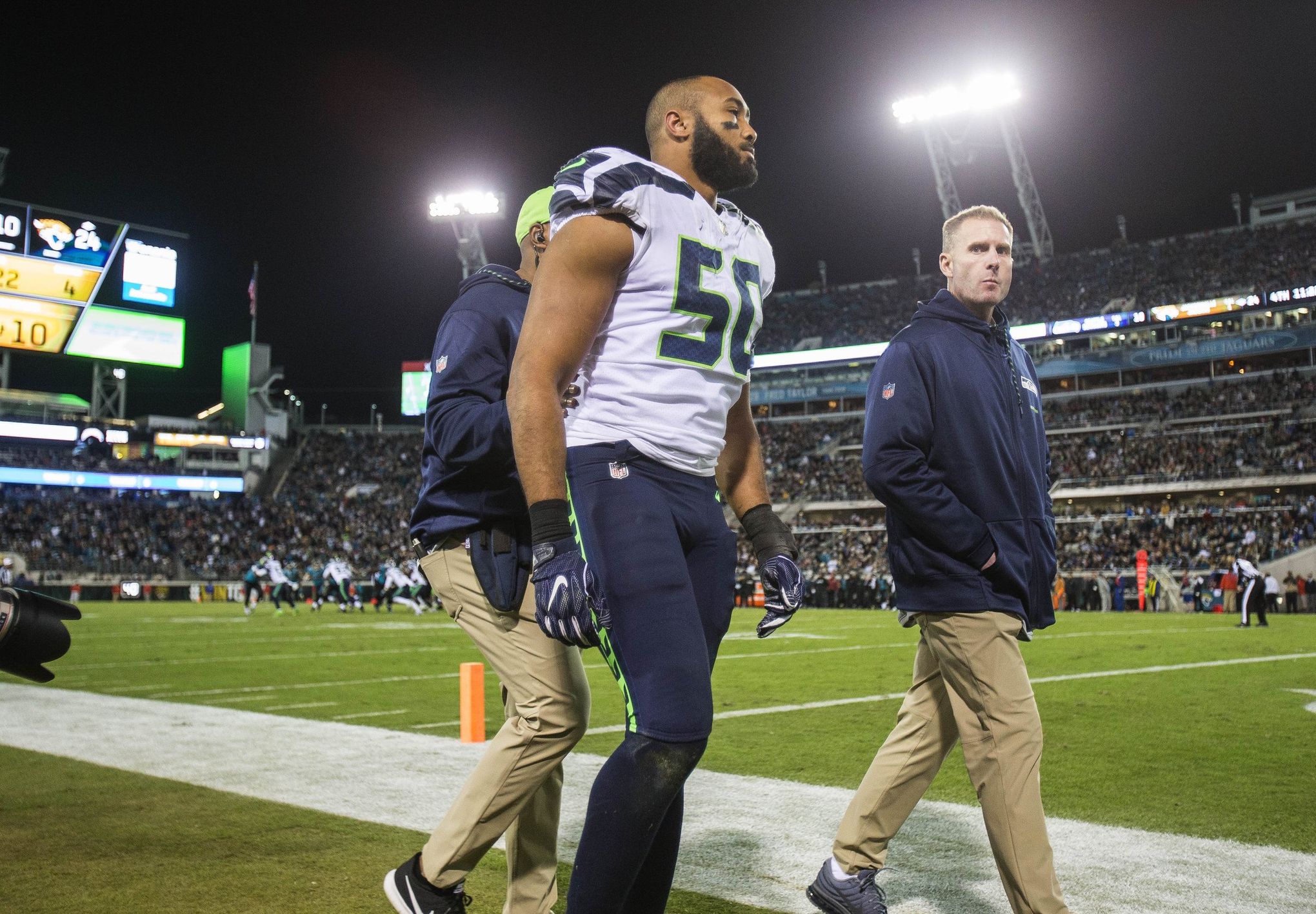 Seattle Seahawks fined $100,000 for violating NFL concussion protocol with  Russell Wilson - The Washington Post