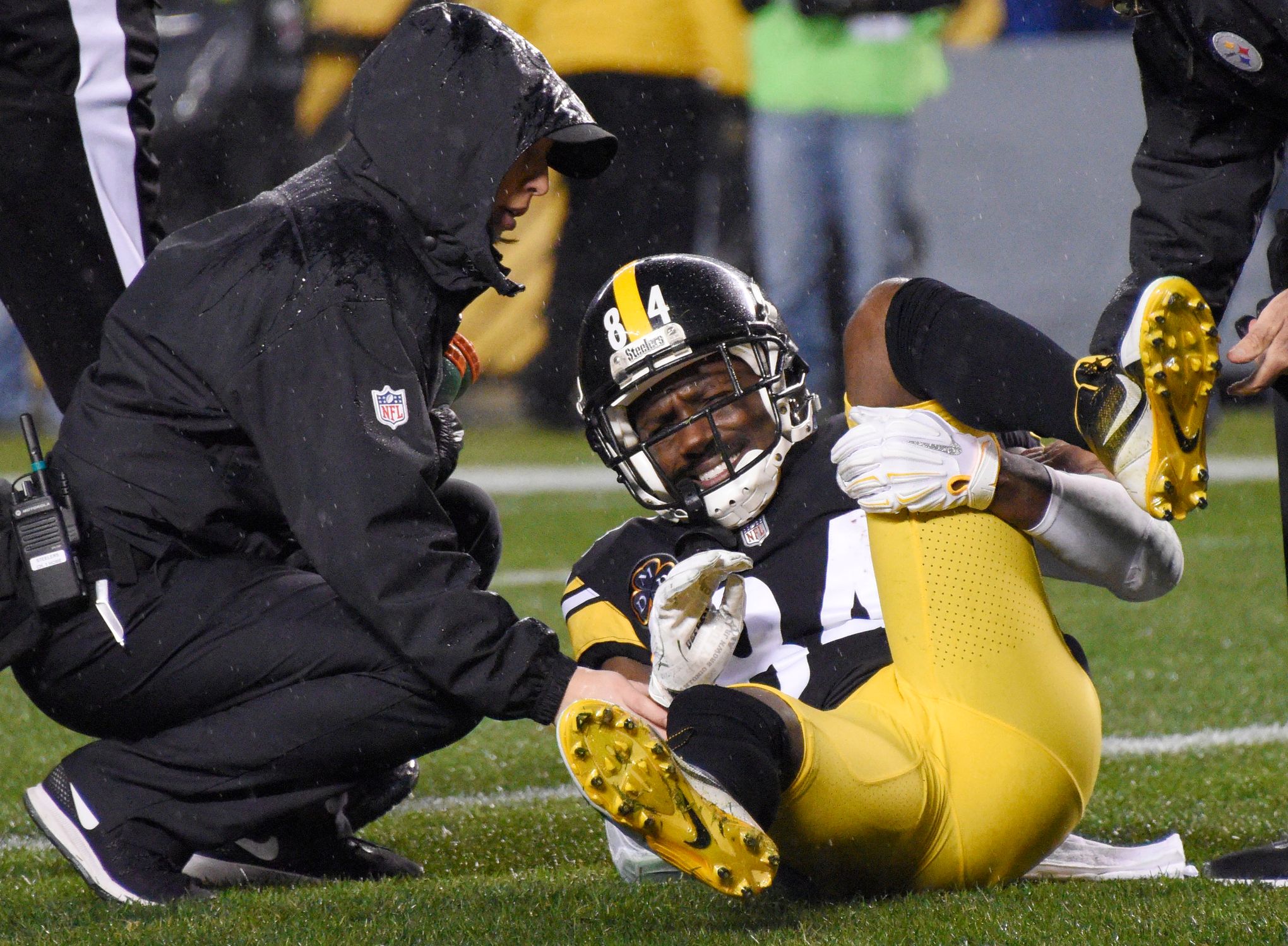 Steelers' Brown leaves with calf injury, taken to hospital