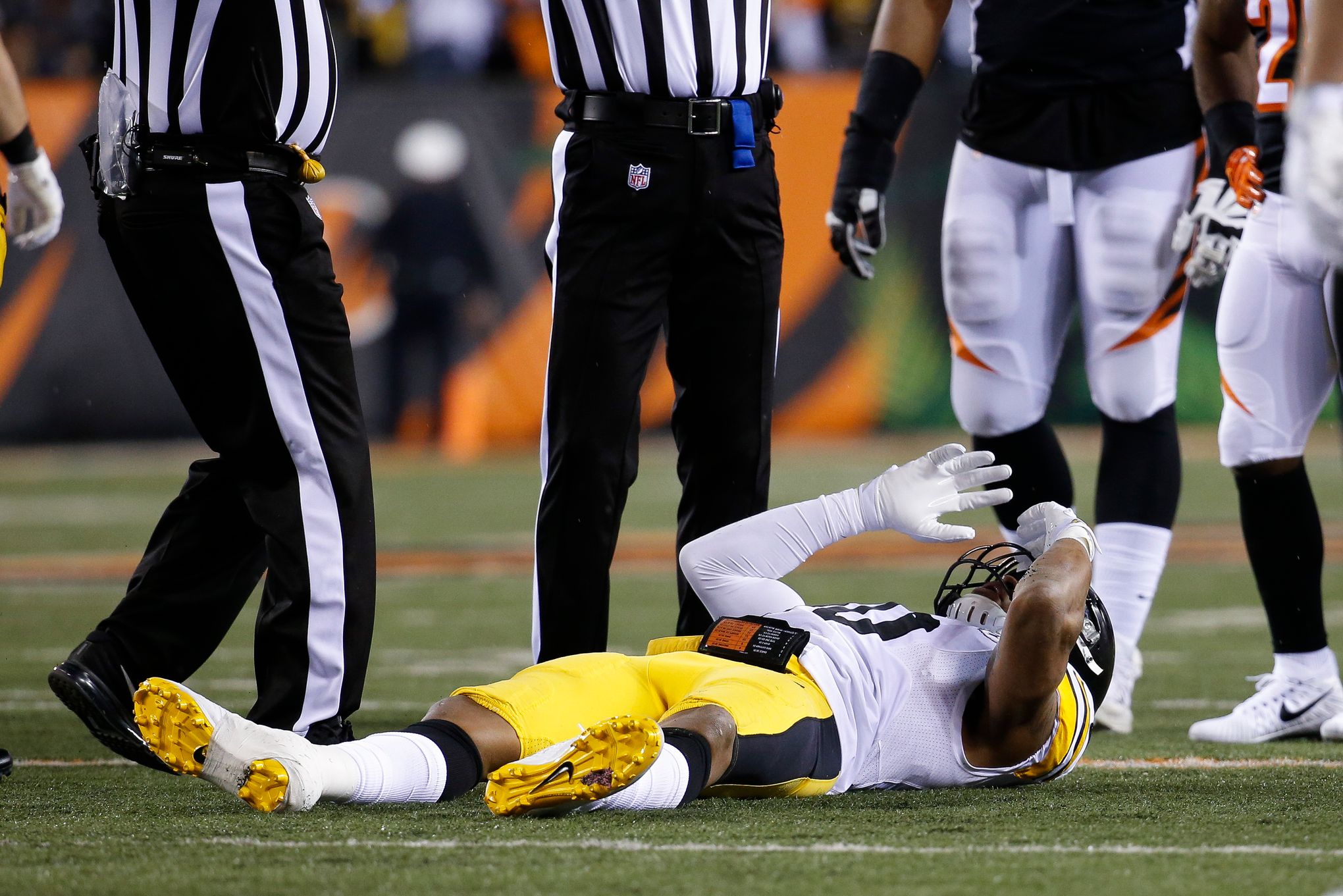 VIDEO: JuJu Smith-Schuster Suffers Two Brutal Helmet-to-Helmet Hits On Same  Play