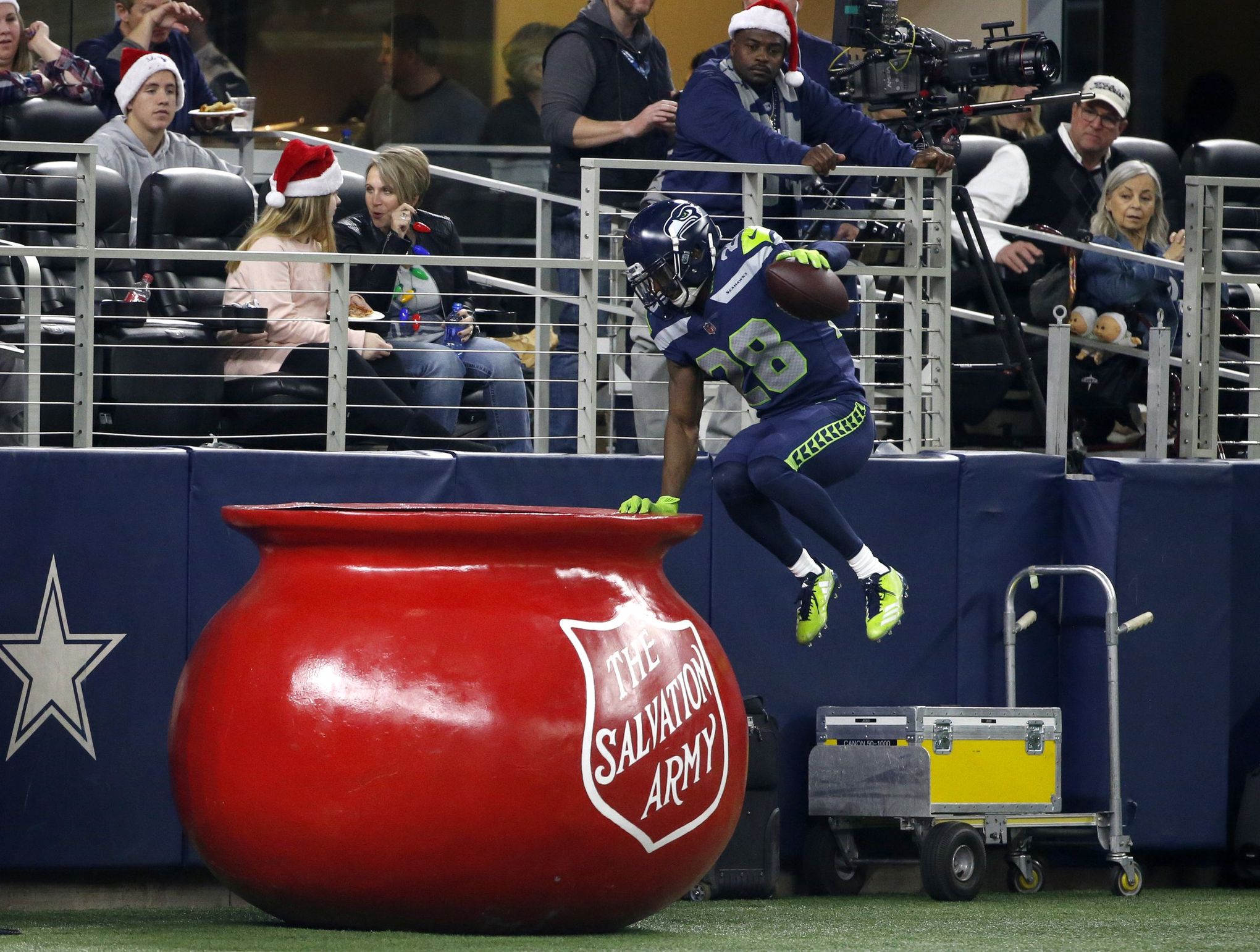 Dallas Cowboys: Elliott spiked Salvation donations with Kettle jump