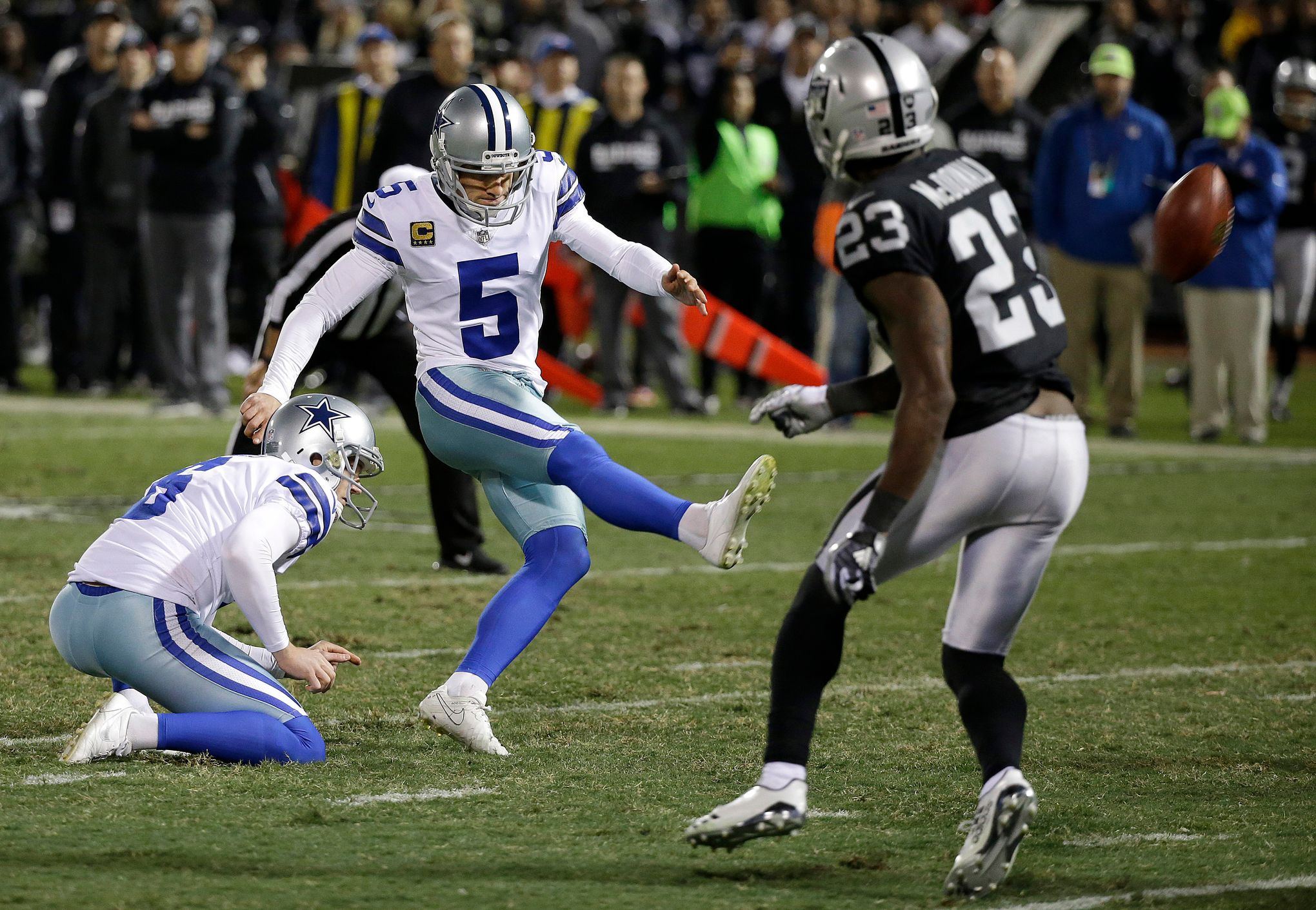 Dallas Cowboys beat Oakland Raiders by slimmest of margins