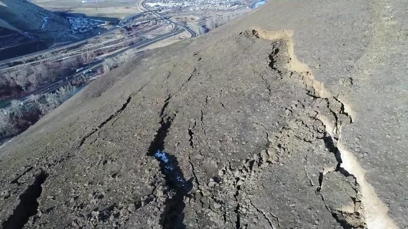 崖 Drone video shows massive cracks in hillside above I-82 near