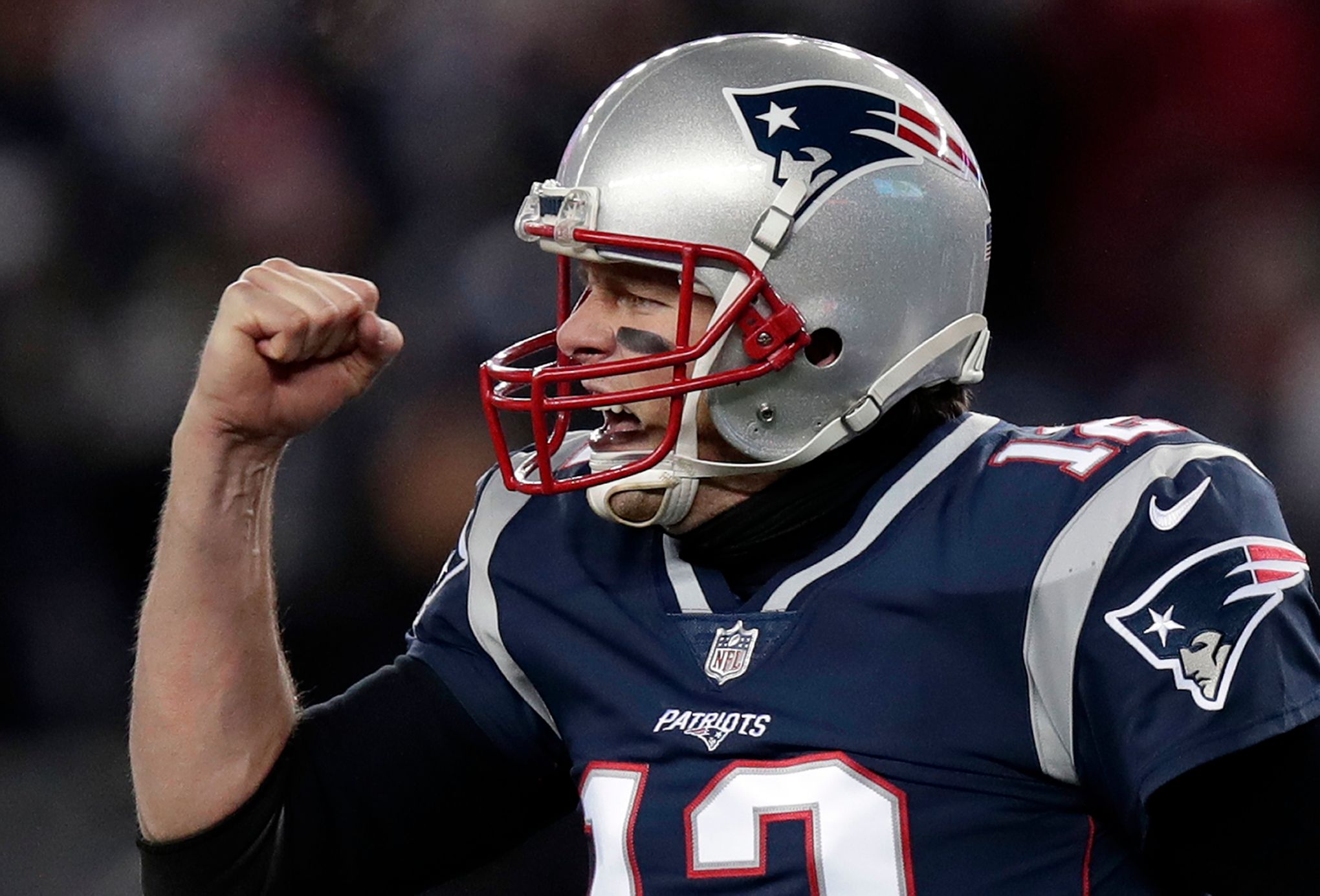 Tom Brady catches a pass in Patriots-Titans game