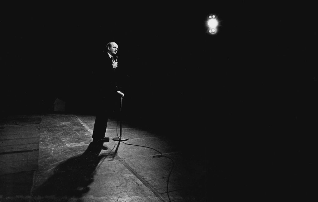 After being greeted with a cheer of “Long live Warren Miller,” the ski-movie mogul introduced his film “White Winter Heat” to an opening-night audience in 1987 in Seattle. Mr. Miller died Wednesday. (Greg Gilbert / The Seattle Times, 1987)