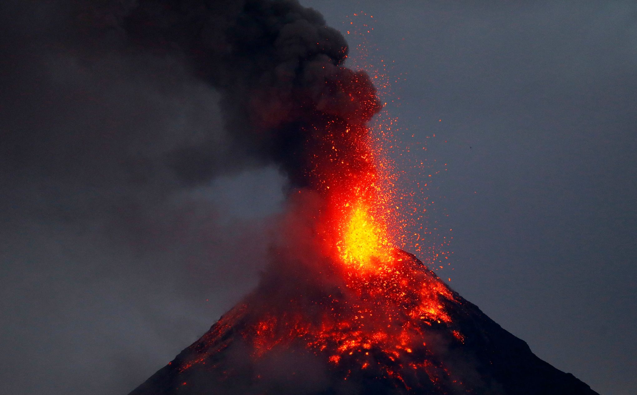 Где происходят землетрясения и извержения вулканов