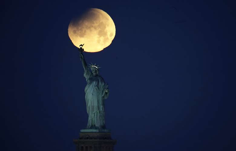 Lunar showstopper: Super blue blood moon awes and wows | The Seattle Times