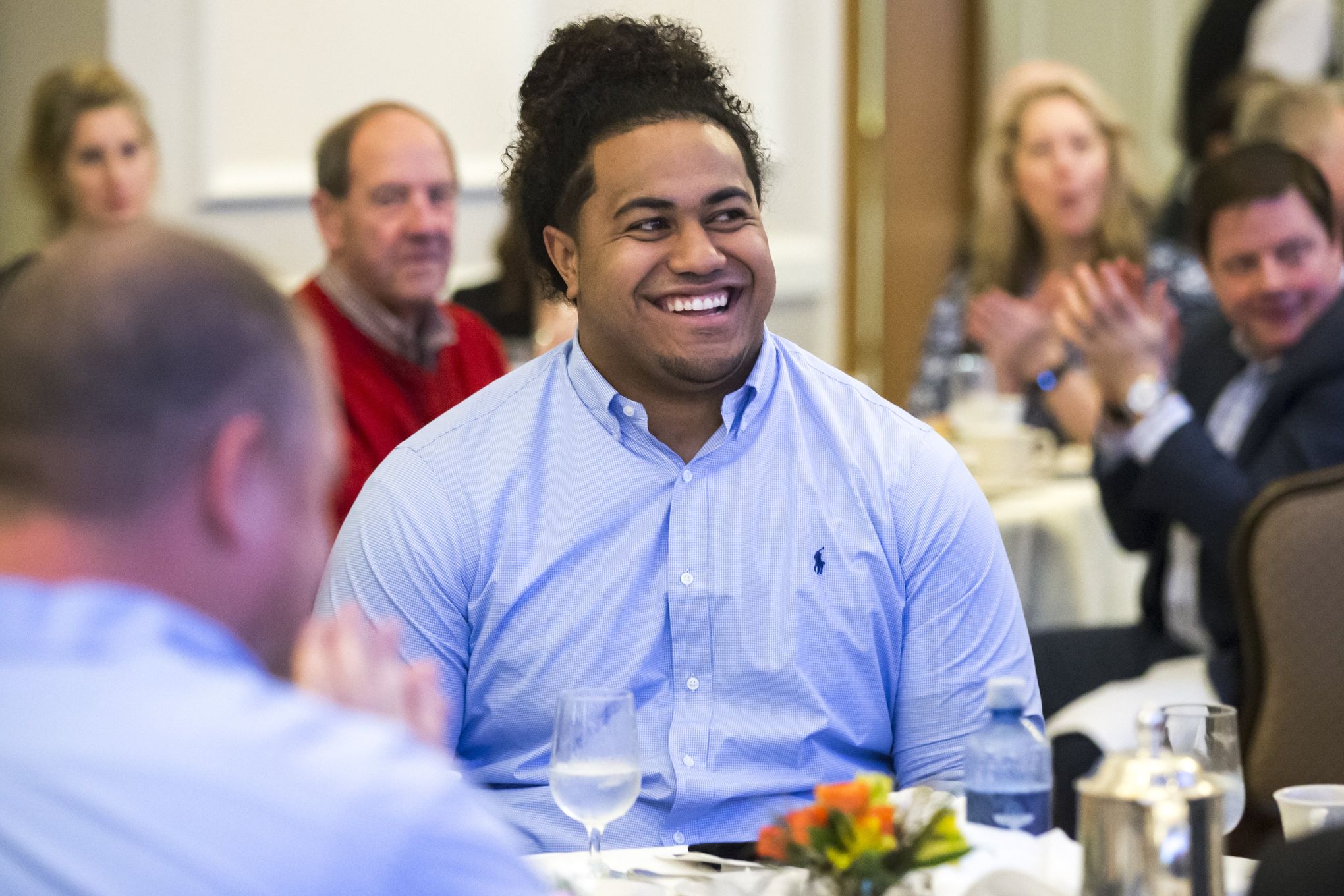 Washington Huskies DT Vita Vea visits with Los Angeles Rams - Turf Show  Times