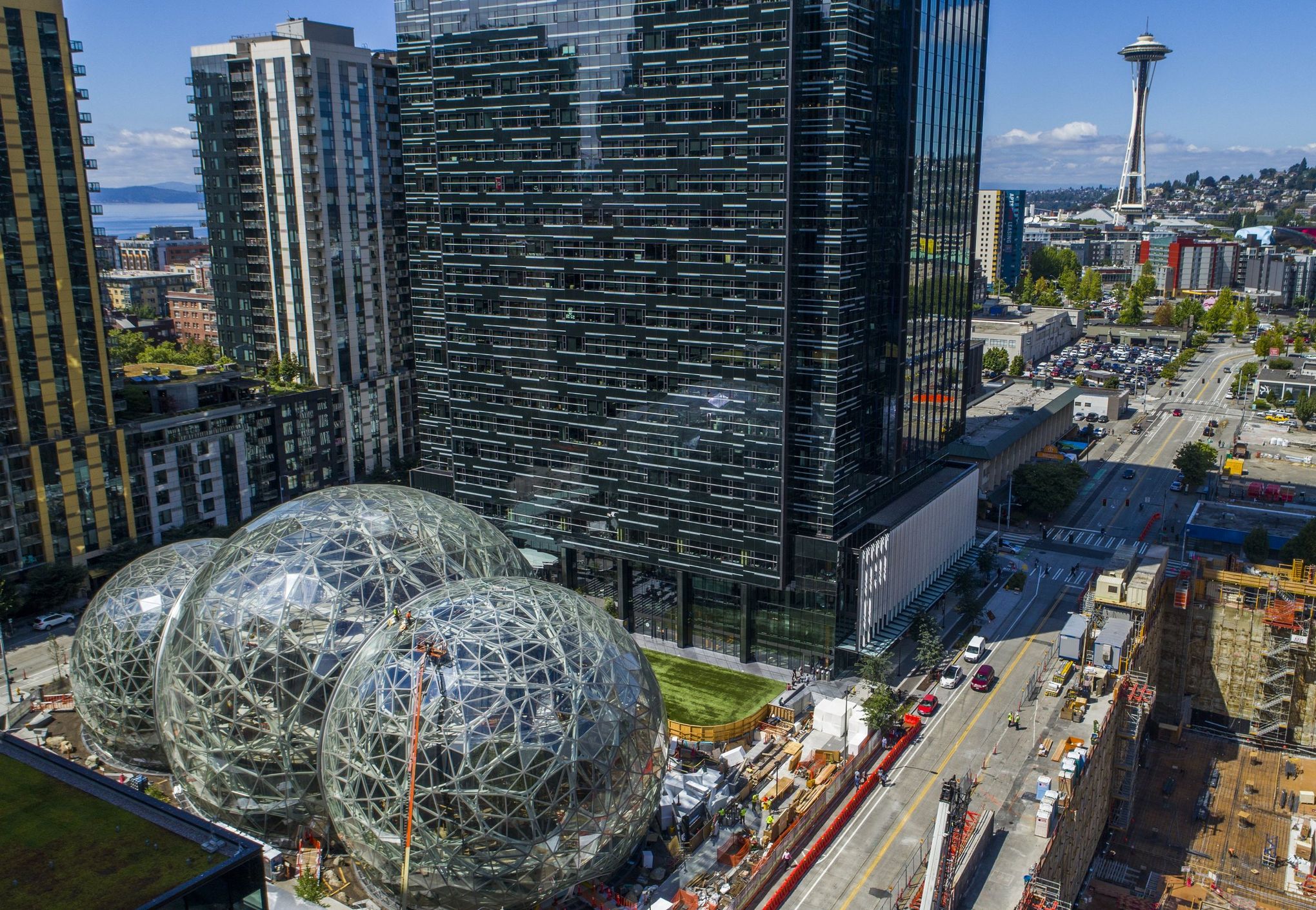 New two build. Здание Амазон в Сиэтле. Офис Амазон в Сиэтле. Amazon штаб квартира в Сиэтле. Высотное здание Amazon Day 1[en] в Сиэтле.