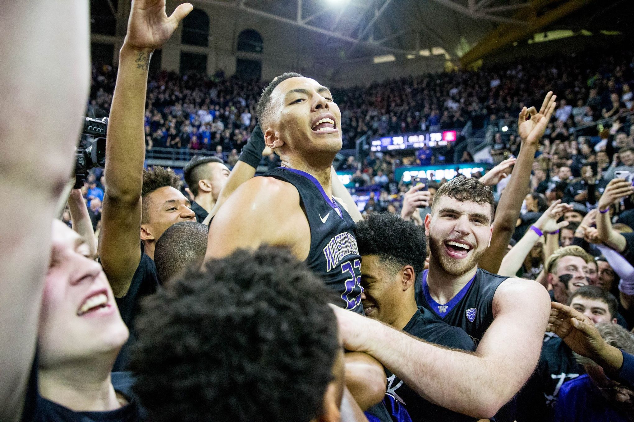 Washington stuns No. 9 Arizona 78-75 with Dominic Green's buzzer beater