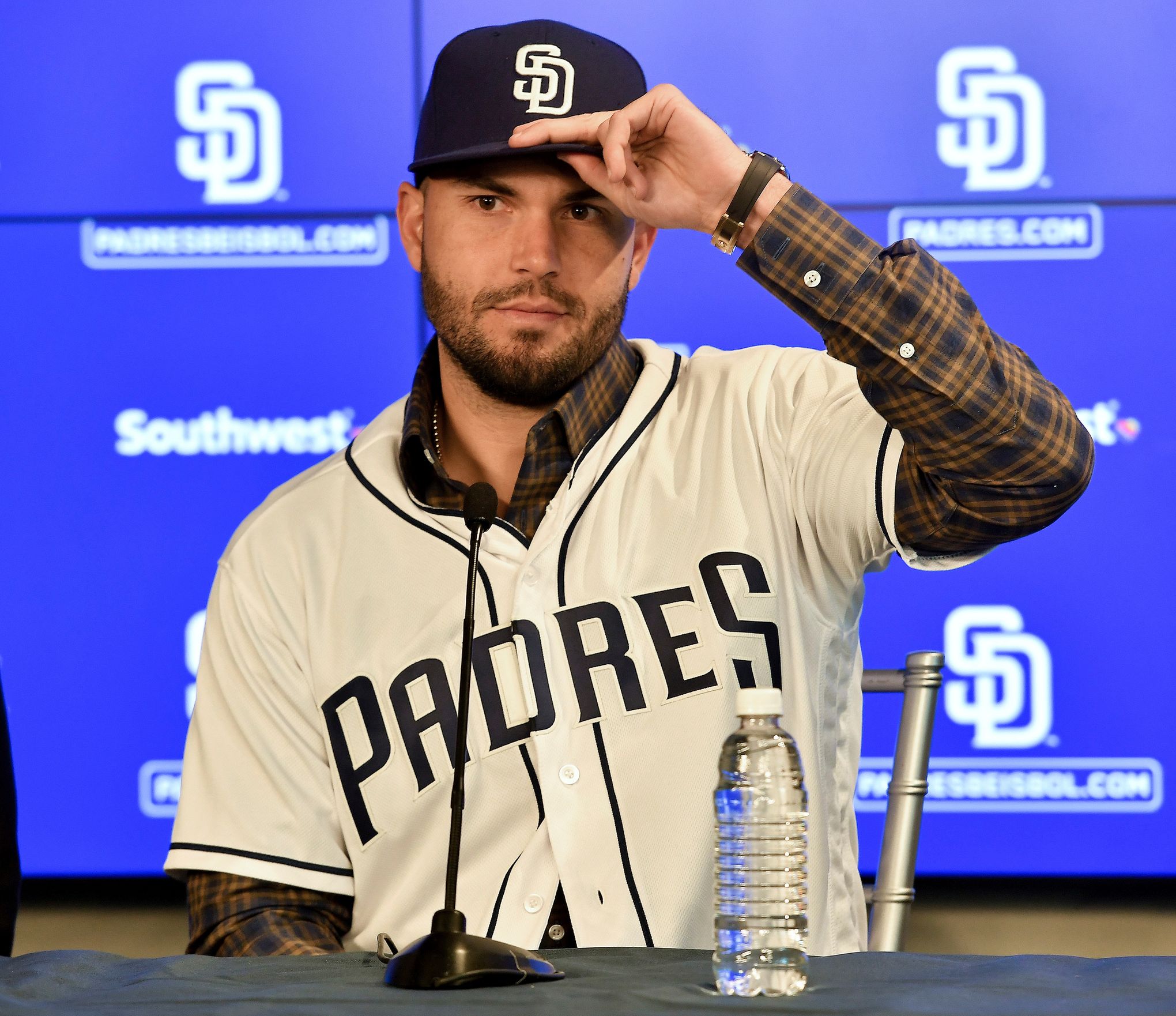 Eric Hosmer signs 8-year, $144 million deal with Padres, per