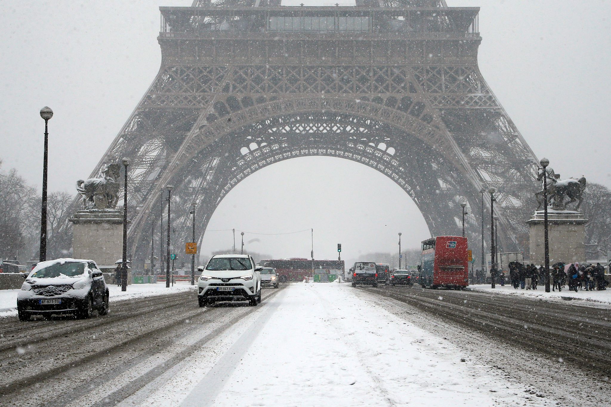 Погода в париже на 14 дней. Снег в Париже. Эйфелева башня зимой. Климат Парижа. Эйфелева башня в Париже зимой.
