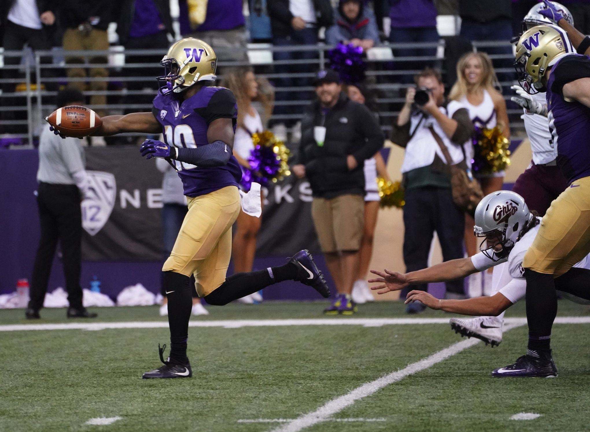 News Photo : Taylor Rapp of the Washington Huskies runs his 40