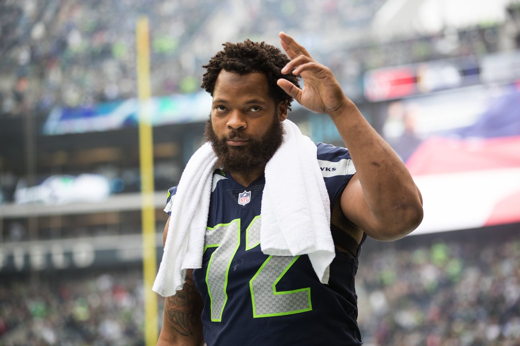 Why Eagles' Michael Bennett's shoulder pads are so small