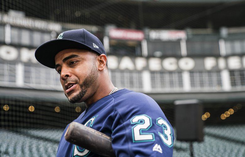 Mariners' Nelson Cruz hurts ankle slipping on dugout steps after