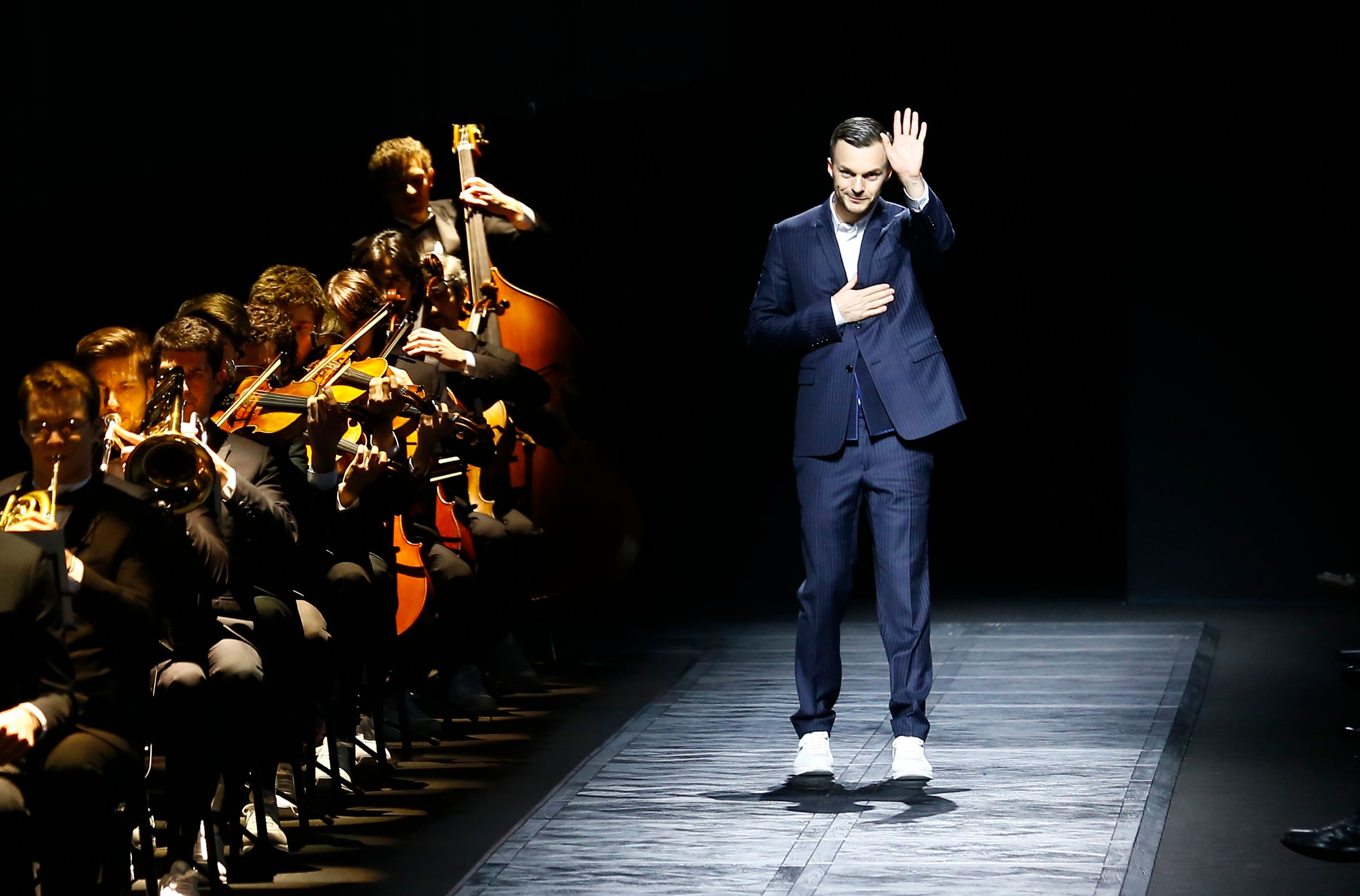 Photo  Kris Van Assche  Défilé de mode Dior Homme collection Hommes  AutomneHiver 20172018 au Grand Palais à Paris Le 21 janvier 2017   Olivier Borde  Bestimage  Purepeople