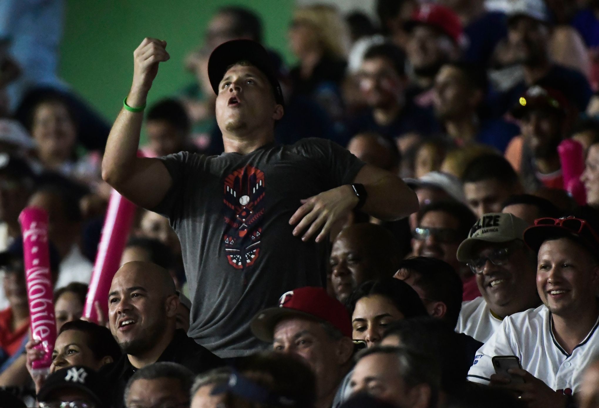 Eddie Rosario shouts out Twins after hitting game-winning home run